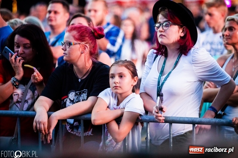 Zdjęcie w galerii na portalu naszraciborz.pl: Memoriał 2018: Hity Piaska porwały do zabawy tłum raciborzan FOTO i WIDEO wiadomości z regionu