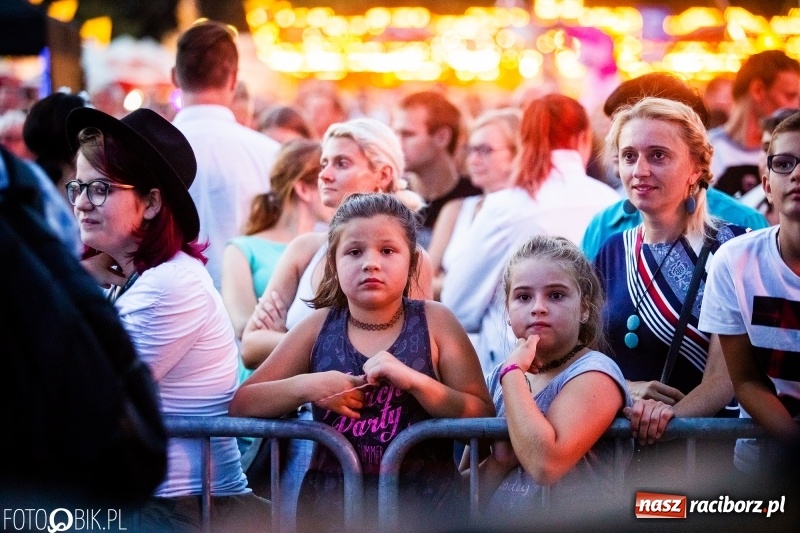 Zdjęcie w galerii na portalu naszraciborz.pl: Memoriał 2018: Hity Piaska porwały do zabawy tłum raciborzan FOTO i WIDEO wiadomości z regionu