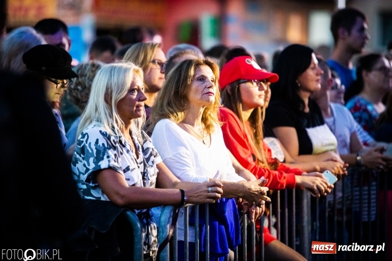 Zdjęcie w galerii na portalu naszraciborz.pl: Memoriał 2018: Hity Piaska porwały do zabawy tłum raciborzan FOTO i WIDEO wiadomości z regionu