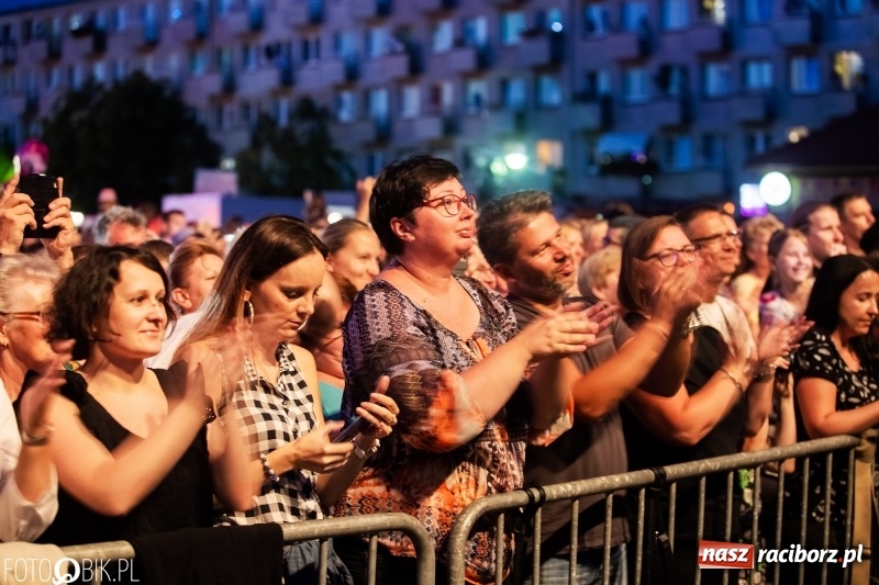 Zdjęcie w galerii na portalu naszraciborz.pl: Memoriał 2018: Hity Piaska porwały do zabawy tłum raciborzan FOTO i WIDEO wiadomości z regionu
