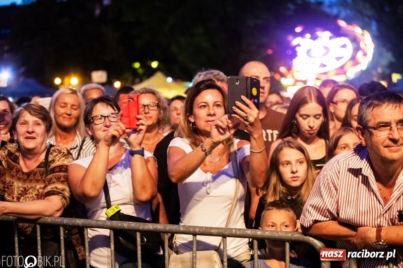 Zdjęcie w galerii na portalu naszraciborz.pl: Memoriał 2018: Hity Piaska porwały do zabawy tłum raciborzan FOTO i WIDEO wiadomości z regionu