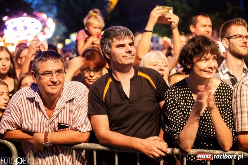 Zdjęcie w galerii na portalu naszraciborz.pl: Memoriał 2018: Hity Piaska porwały do zabawy tłum raciborzan FOTO i WIDEO wiadomości z regionu