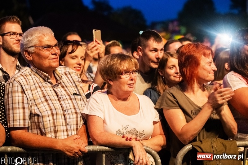 Zdjęcie w galerii na portalu naszraciborz.pl: Memoriał 2018: Hity Piaska porwały do zabawy tłum raciborzan FOTO i WIDEO wiadomości z regionu