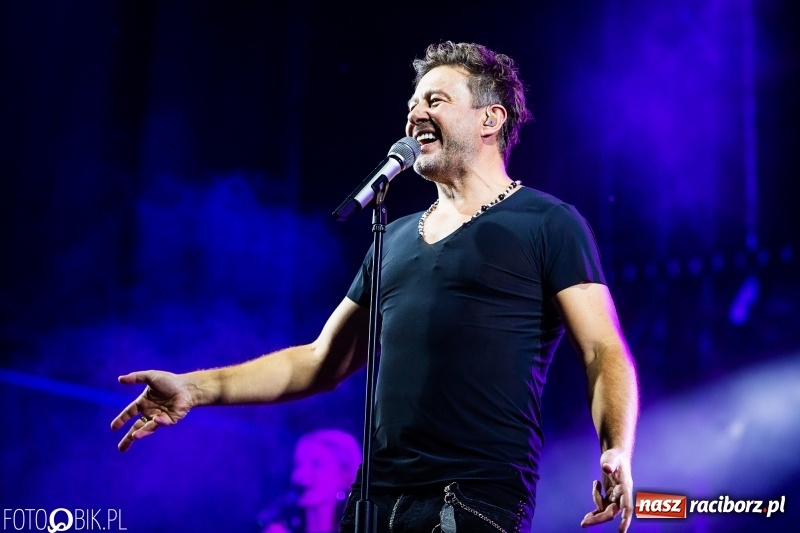 Zdjęcie w galerii na portalu naszraciborz.pl: Memoriał 2018: Hity Piaska porwały do zabawy tłum raciborzan FOTO i WIDEO wiadomości z regionu