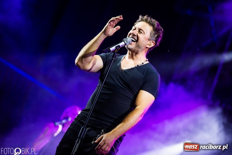 Zdjęcie w galerii na portalu naszraciborz.pl: Memoriał 2018: Hity Piaska porwały do zabawy tłum raciborzan FOTO i WIDEO wiadomości z regionu