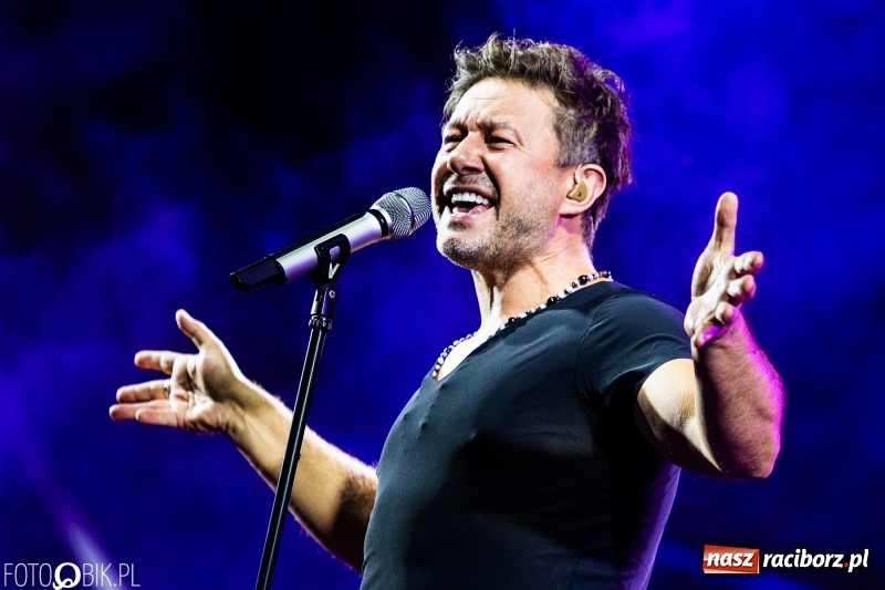 Zdjęcie w galerii na portalu naszraciborz.pl: Memoriał 2018: Hity Piaska porwały do zabawy tłum raciborzan FOTO i WIDEO wiadomości z regionu