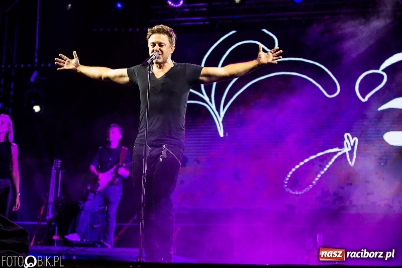 Zdjęcie w galerii na portalu naszraciborz.pl: Memoriał 2018: Hity Piaska porwały do zabawy tłum raciborzan FOTO i WIDEO wiadomości z regionu