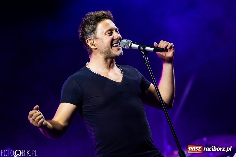 Zdjęcie w galerii na portalu naszraciborz.pl: Memoriał 2018: Hity Piaska porwały do zabawy tłum raciborzan FOTO i WIDEO wiadomości z regionu