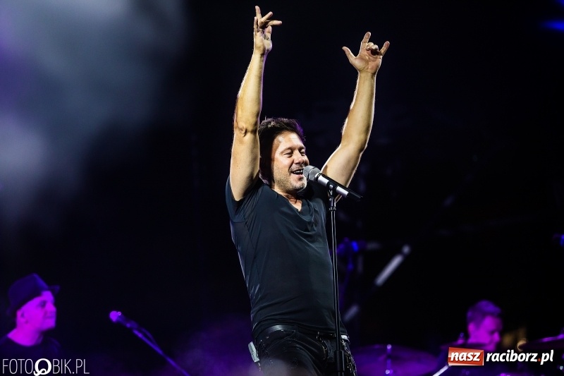 Zdjęcie w galerii na portalu naszraciborz.pl: Memoriał 2018: Hity Piaska porwały do zabawy tłum raciborzan FOTO i WIDEO wiadomości z regionu