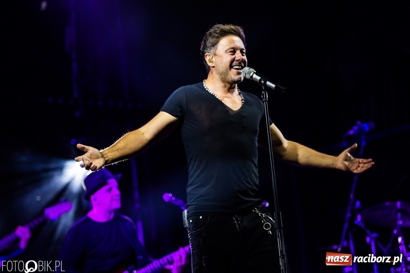 Zdjęcie w galerii na portalu naszraciborz.pl: Memoriał 2018: Hity Piaska porwały do zabawy tłum raciborzan FOTO i WIDEO wiadomości z regionu