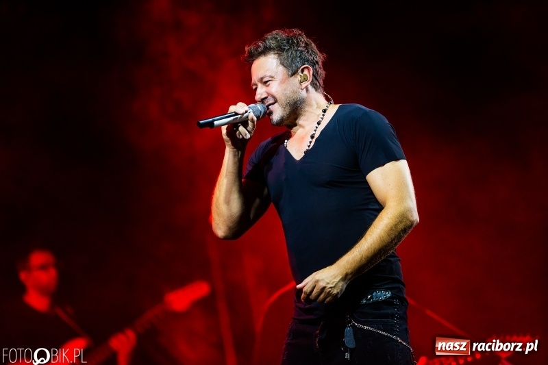 Zdjęcie w galerii na portalu naszraciborz.pl: Memoriał 2018: Hity Piaska porwały do zabawy tłum raciborzan FOTO i WIDEO wiadomości z regionu