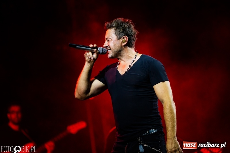 Zdjęcie w galerii na portalu naszraciborz.pl: Memoriał 2018: Hity Piaska porwały do zabawy tłum raciborzan FOTO i WIDEO wiadomości z regionu