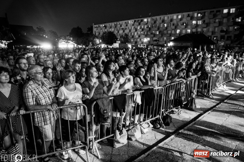 Zdjęcie w galerii na portalu naszraciborz.pl: Memoriał 2018: Hity Piaska porwały do zabawy tłum raciborzan FOTO i WIDEO wiadomości z regionu