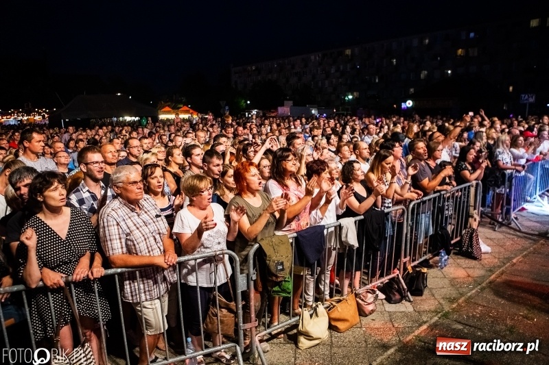 Zdjęcie w galerii na portalu naszraciborz.pl: Memoriał 2018: Hity Piaska porwały do zabawy tłum raciborzan FOTO i WIDEO wiadomości z regionu