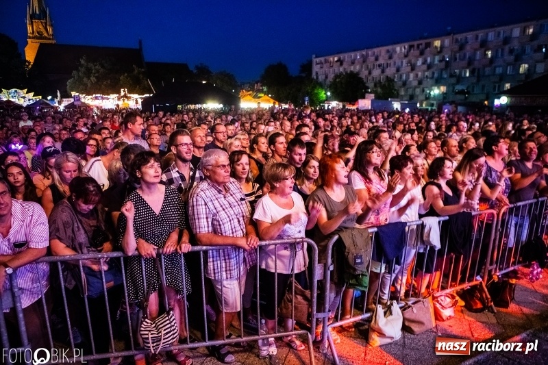 Zdjęcie w galerii na portalu naszraciborz.pl: Memoriał 2018: Hity Piaska porwały do zabawy tłum raciborzan FOTO i WIDEO wiadomości z regionu