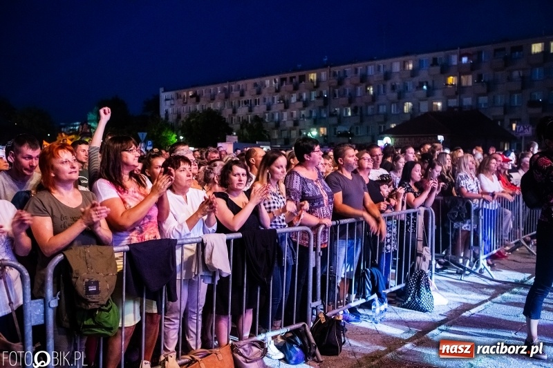 Zdjęcie w galerii na portalu naszraciborz.pl: Memoriał 2018: Hity Piaska porwały do zabawy tłum raciborzan FOTO i WIDEO wiadomości z regionu