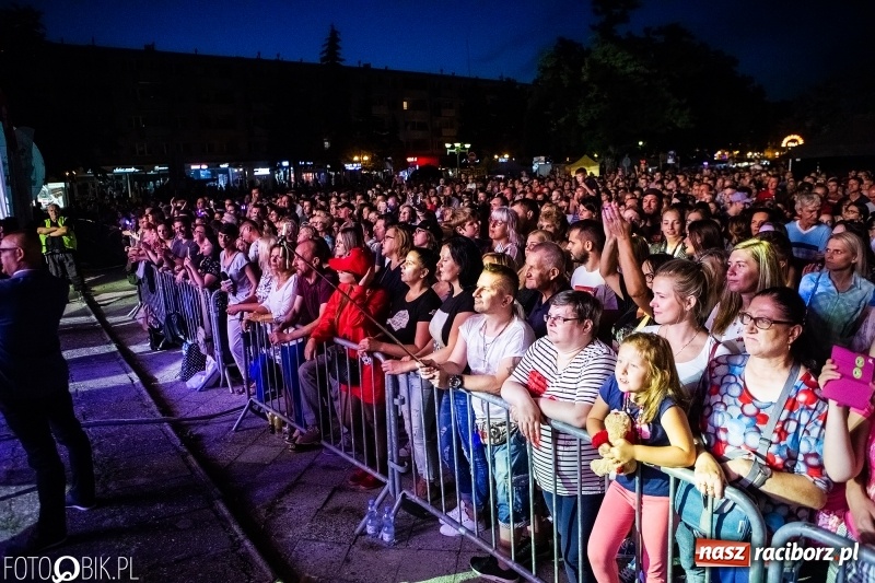 Zdjęcie w galerii na portalu naszraciborz.pl: Memoriał 2018: Hity Piaska porwały do zabawy tłum raciborzan FOTO i WIDEO wiadomości z regionu