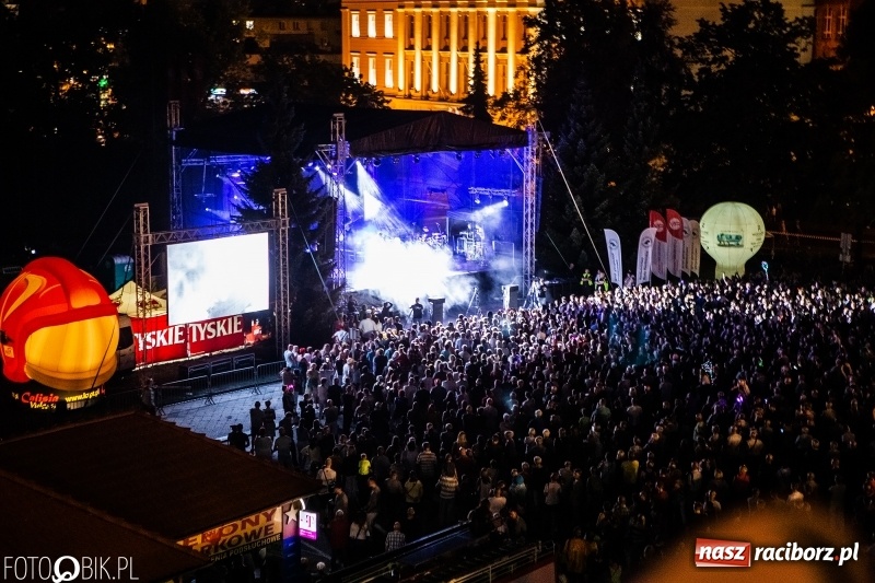 Zdjęcie w galerii na portalu naszraciborz.pl: Memoriał 2018: Hity Piaska porwały do zabawy tłum raciborzan FOTO i WIDEO wiadomości z regionu