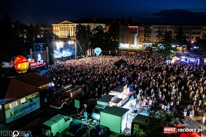 Zdjęcie w galerii na portalu naszraciborz.pl: Memoriał 2018: Hity Piaska porwały do zabawy tłum raciborzan FOTO i WIDEO wiadomości z regionu
