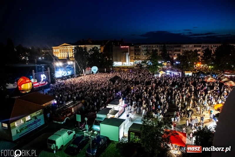 Zdjęcie w galerii na portalu naszraciborz.pl: Memoriał 2018: Hity Piaska porwały do zabawy tłum raciborzan FOTO i WIDEO wiadomości z regionu