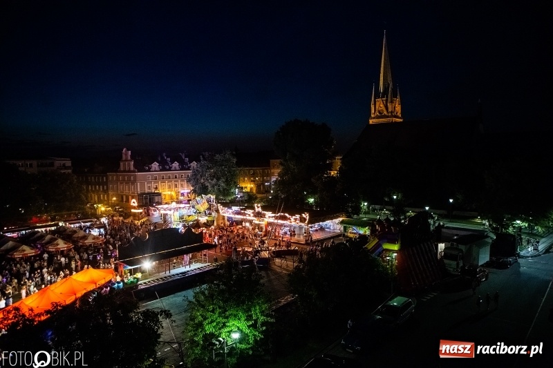 Zdjęcie w galerii na portalu naszraciborz.pl: Memoriał 2018: Hity Piaska porwały do zabawy tłum raciborzan FOTO i WIDEO wiadomości z regionu