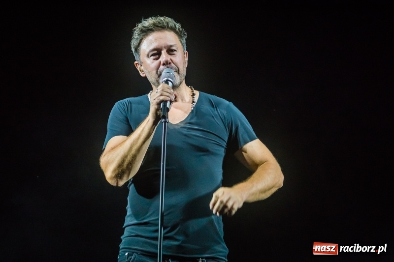 Zdjęcie w galerii na portalu naszraciborz.pl: Memoriał 2018: Hity Piaska porwały do zabawy tłum raciborzan FOTO i WIDEO wiadomości z regionu