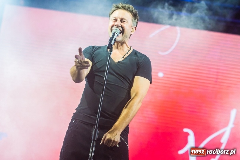 Zdjęcie w galerii na portalu naszraciborz.pl: Memoriał 2018: Hity Piaska porwały do zabawy tłum raciborzan FOTO i WIDEO wiadomości z regionu