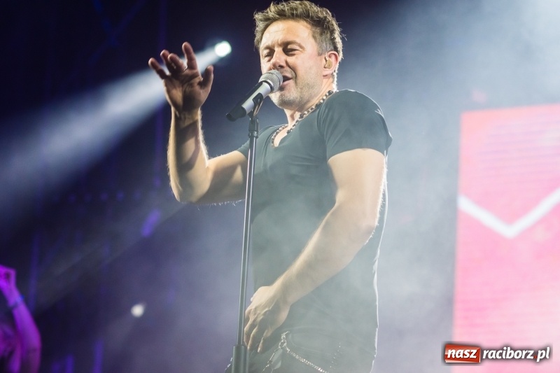 Zdjęcie w galerii na portalu naszraciborz.pl: Memoriał 2018: Hity Piaska porwały do zabawy tłum raciborzan FOTO i WIDEO wiadomości z regionu