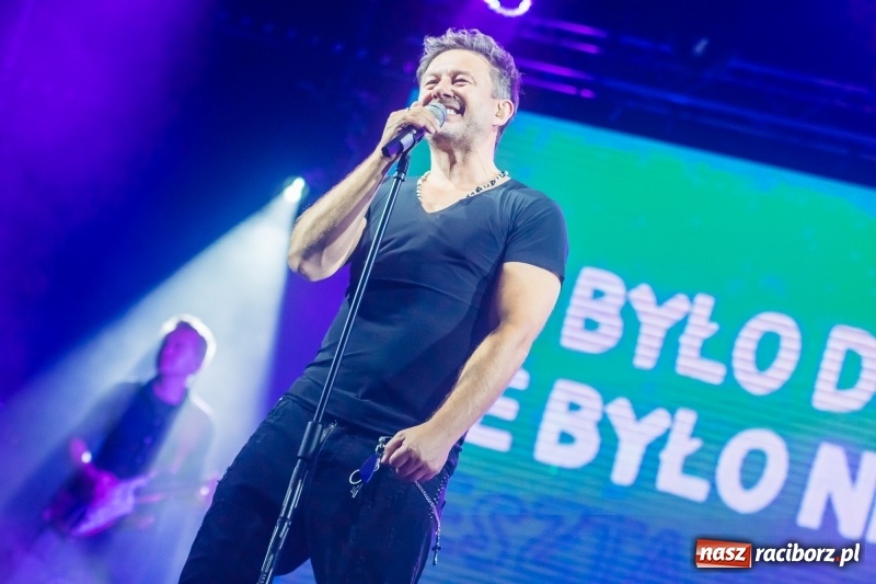 Zdjęcie w galerii na portalu naszraciborz.pl: Memoriał 2018: Hity Piaska porwały do zabawy tłum raciborzan FOTO i WIDEO wiadomości z regionu