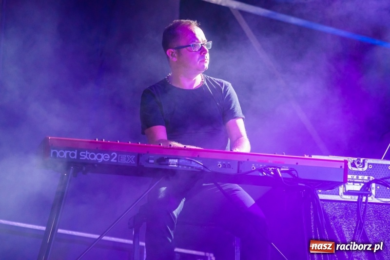 Zdjęcie w galerii na portalu naszraciborz.pl: Memoriał 2018: Hity Piaska porwały do zabawy tłum raciborzan FOTO i WIDEO wiadomości z regionu