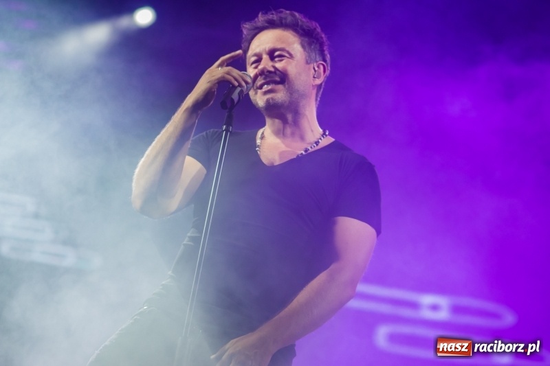 Zdjęcie w galerii na portalu naszraciborz.pl: Memoriał 2018: Hity Piaska porwały do zabawy tłum raciborzan FOTO i WIDEO wiadomości z regionu