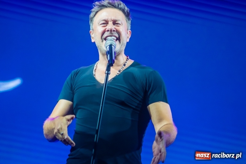 Zdjęcie w galerii na portalu naszraciborz.pl: Memoriał 2018: Hity Piaska porwały do zabawy tłum raciborzan FOTO i WIDEO wiadomości z regionu