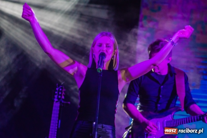 Zdjęcie w galerii na portalu naszraciborz.pl: Memoriał 2018: Hity Piaska porwały do zabawy tłum raciborzan FOTO i WIDEO wiadomości z regionu