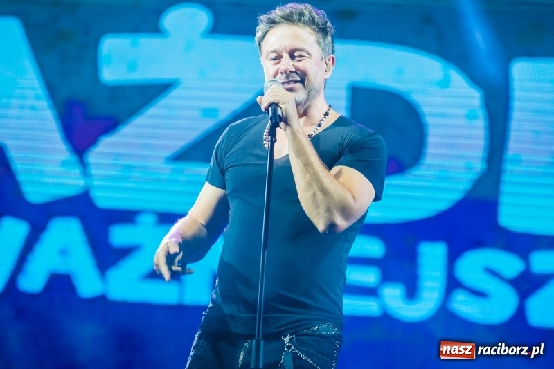 Zdjęcie w galerii na portalu naszraciborz.pl: Memoriał 2018: Hity Piaska porwały do zabawy tłum raciborzan FOTO i WIDEO wiadomości z regionu