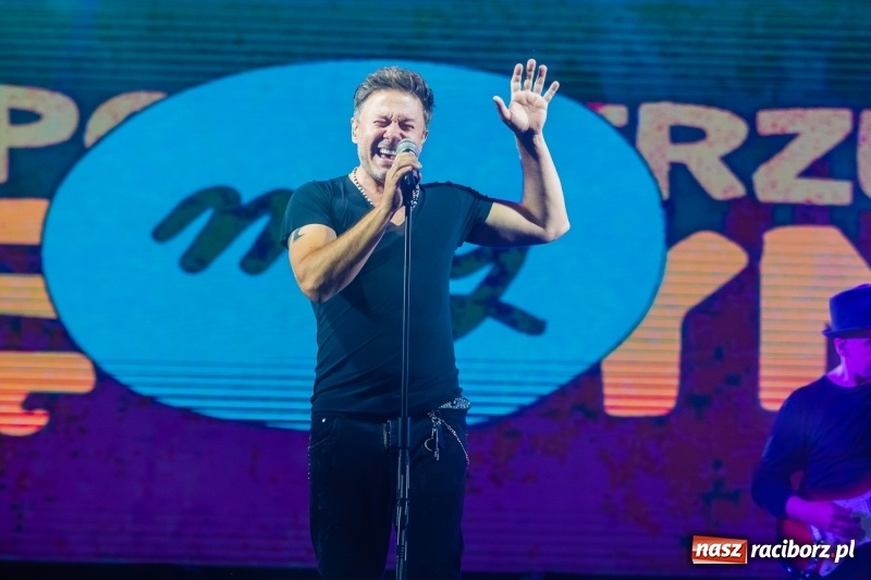 Zdjęcie w galerii na portalu naszraciborz.pl: Memoriał 2018: Hity Piaska porwały do zabawy tłum raciborzan FOTO i WIDEO wiadomości z regionu