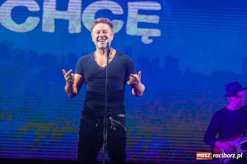 Zdjęcie w galerii na portalu naszraciborz.pl: Memoriał 2018: Hity Piaska porwały do zabawy tłum raciborzan FOTO i WIDEO wiadomości z regionu