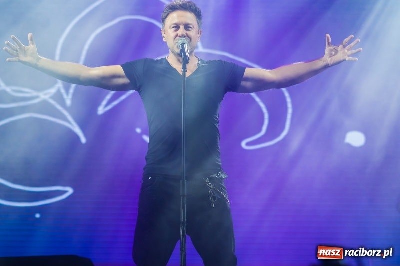 Zdjęcie w galerii na portalu naszraciborz.pl: Memoriał 2018: Hity Piaska porwały do zabawy tłum raciborzan FOTO i WIDEO wiadomości z regionu