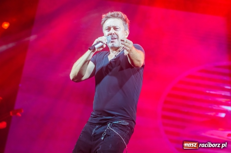 Zdjęcie w galerii na portalu naszraciborz.pl: Memoriał 2018: Hity Piaska porwały do zabawy tłum raciborzan FOTO i WIDEO wiadomości z regionu