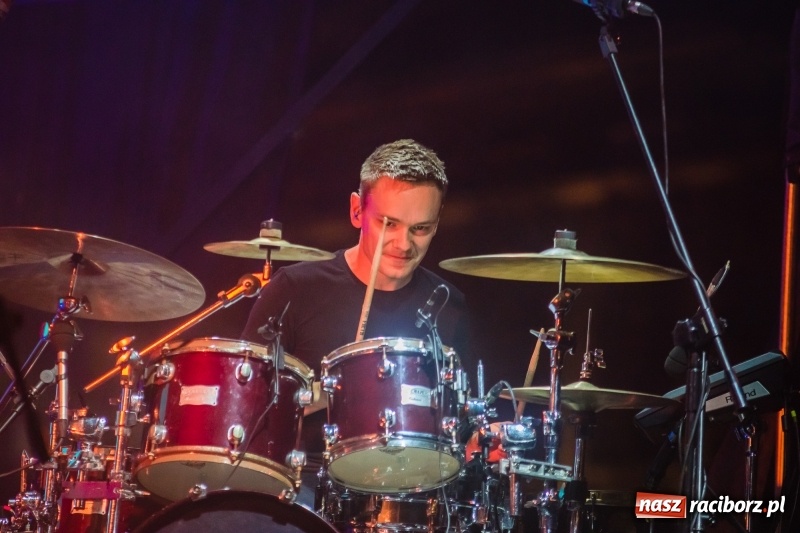 Zdjęcie w galerii na portalu naszraciborz.pl: Memoriał 2018: Hity Piaska porwały do zabawy tłum raciborzan FOTO i WIDEO wiadomości z regionu