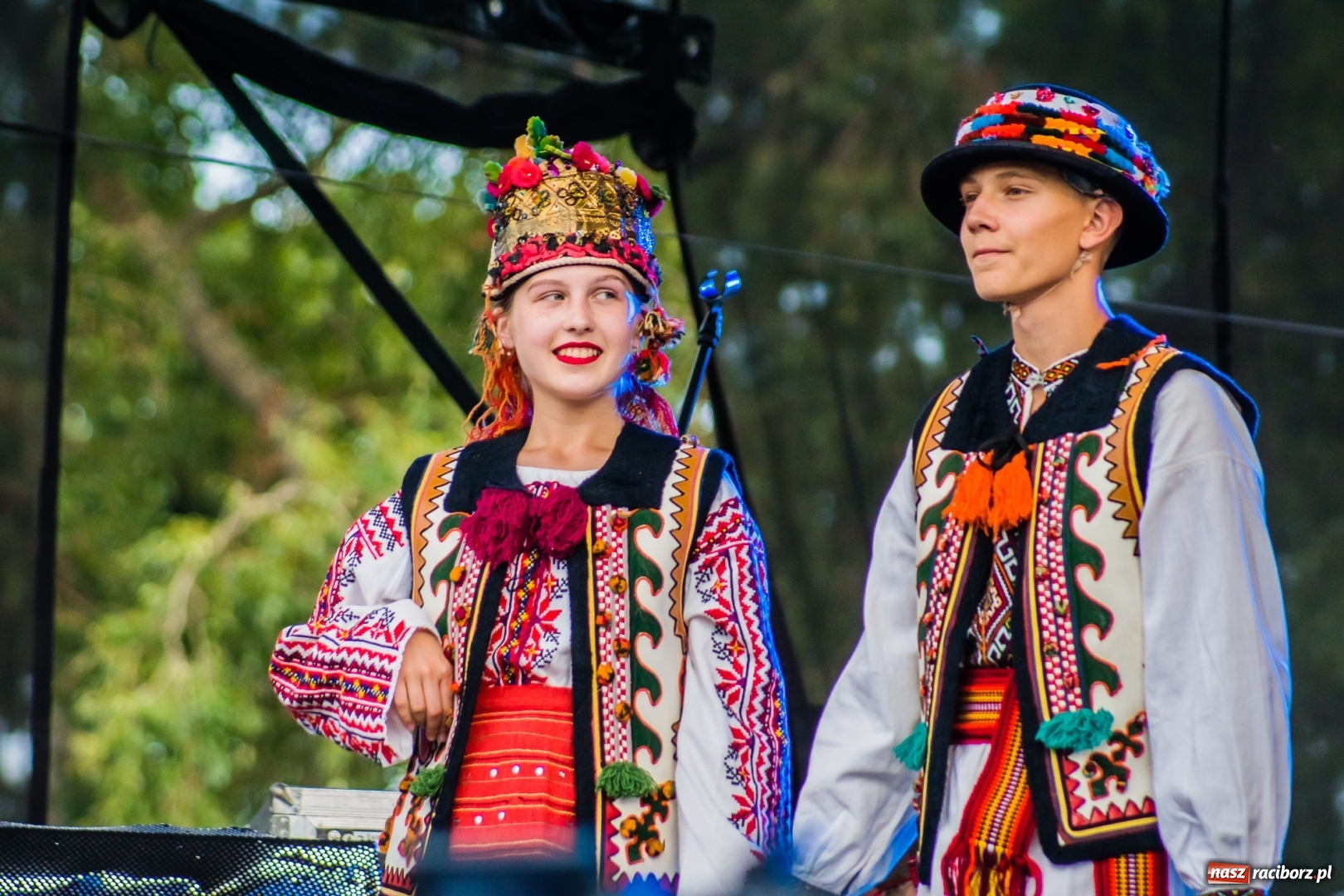 Zdjęcie w galerii na portalu naszraciborz.pl: Ukraińskie pieśni i tańce na memoriałowej scenie FOTO i WIDEO wiadomości z regionu