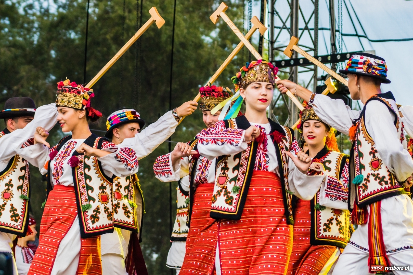 Zdjęcie w galerii na portalu naszraciborz.pl: Ukraińskie pieśni i tańce na memoriałowej scenie FOTO i WIDEO wiadomości z regionu
