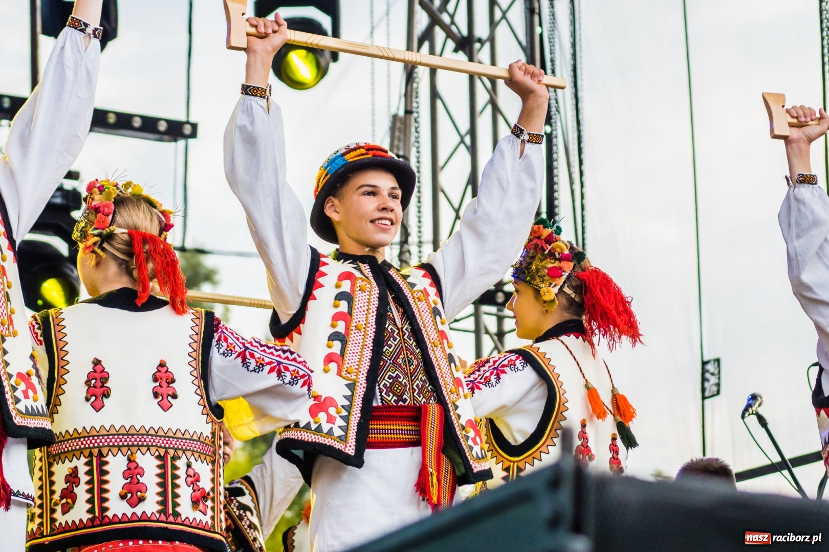 Zdjęcie w galerii na portalu naszraciborz.pl: Ukraińskie pieśni i tańce na memoriałowej scenie FOTO i WIDEO wiadomości z regionu