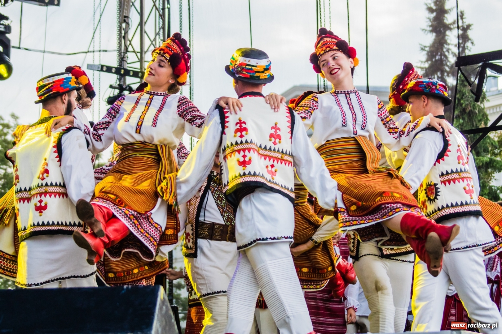 Zdjęcie w galerii na portalu naszraciborz.pl: Ukraińskie pieśni i tańce na memoriałowej scenie FOTO i WIDEO wiadomości z regionu