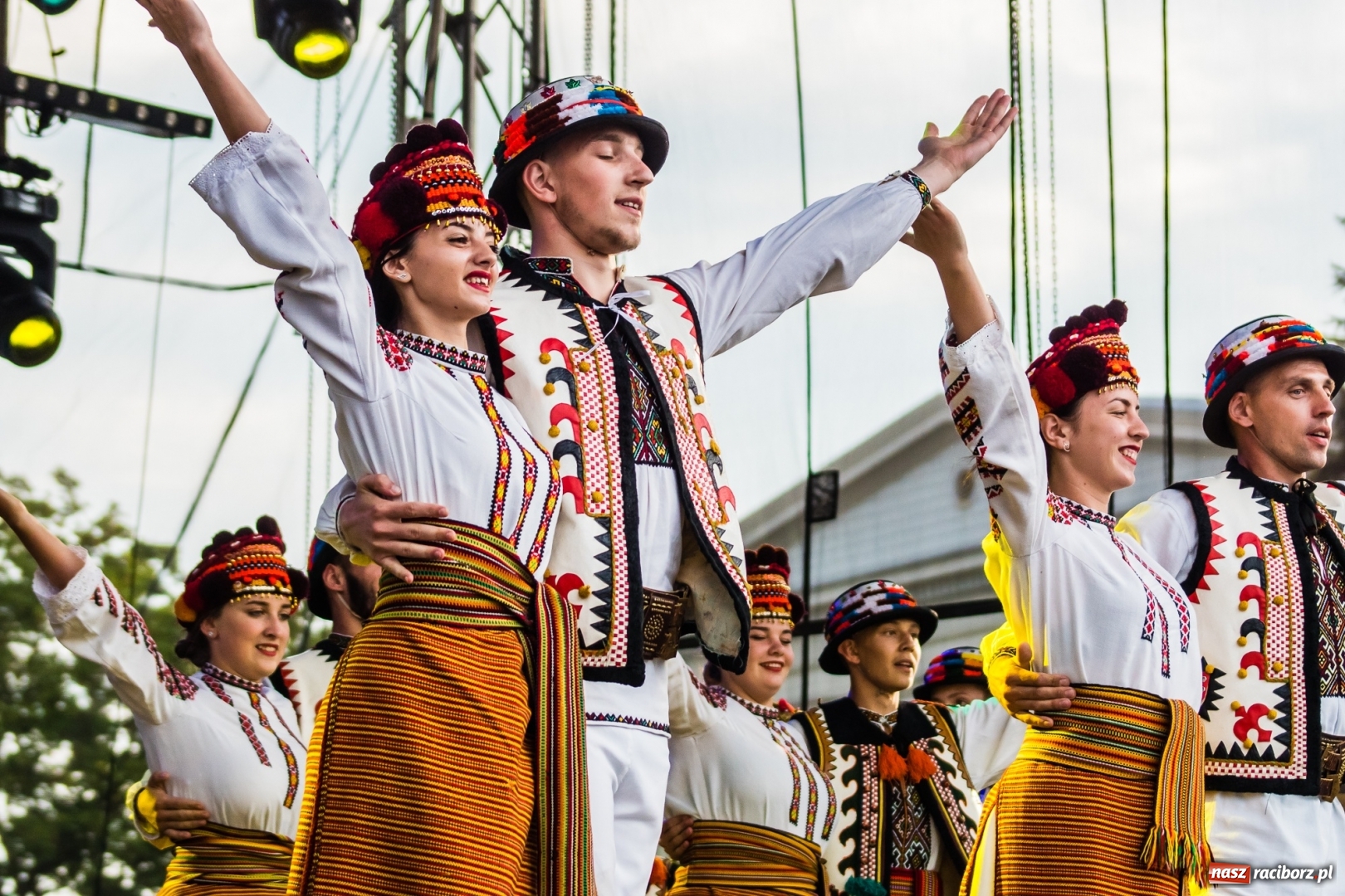 Zdjęcie w galerii na portalu naszraciborz.pl: Ukraińskie pieśni i tańce na memoriałowej scenie FOTO i WIDEO wiadomości z regionu