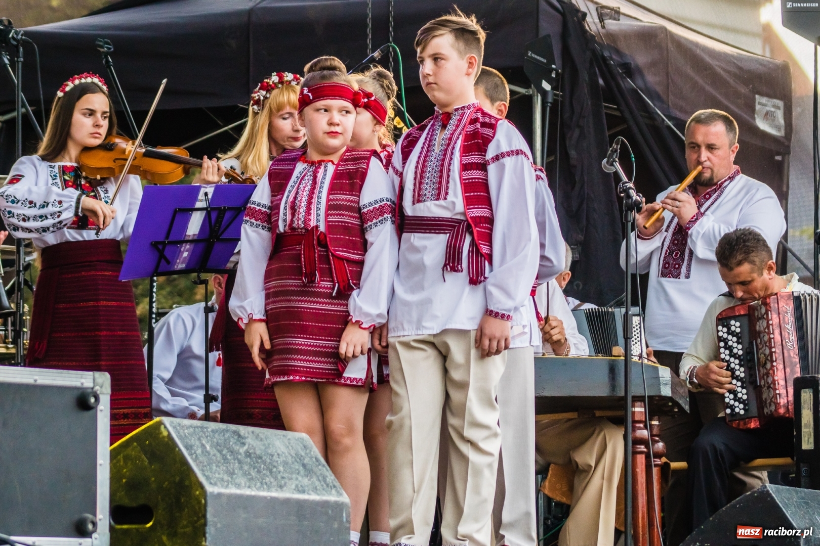 Zdjęcie w galerii na portalu naszraciborz.pl: Ukraińskie pieśni i tańce na memoriałowej scenie FOTO i WIDEO wiadomości z regionu