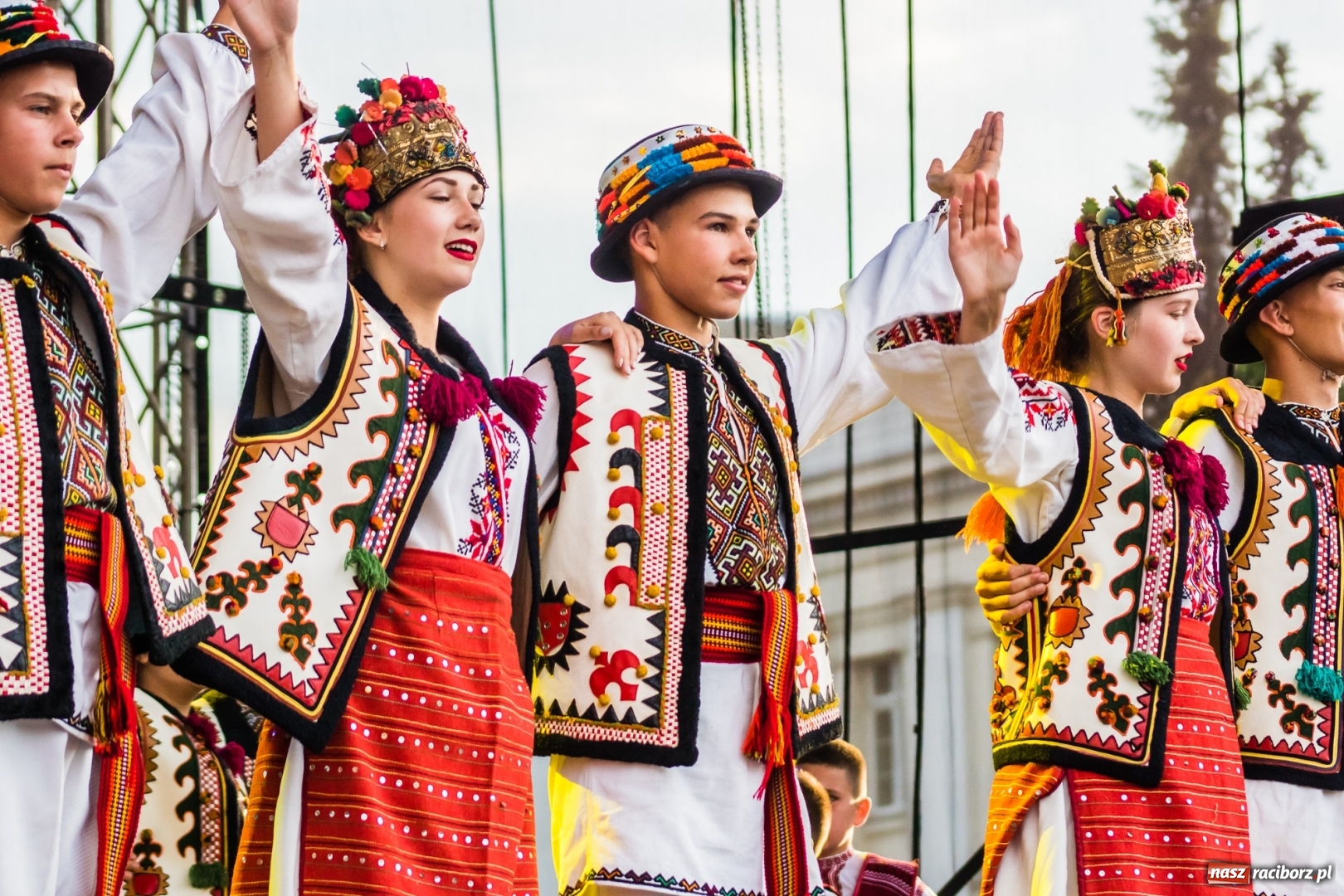Zdjęcie w galerii na portalu naszraciborz.pl: Ukraińskie pieśni i tańce na memoriałowej scenie FOTO i WIDEO wiadomości z regionu