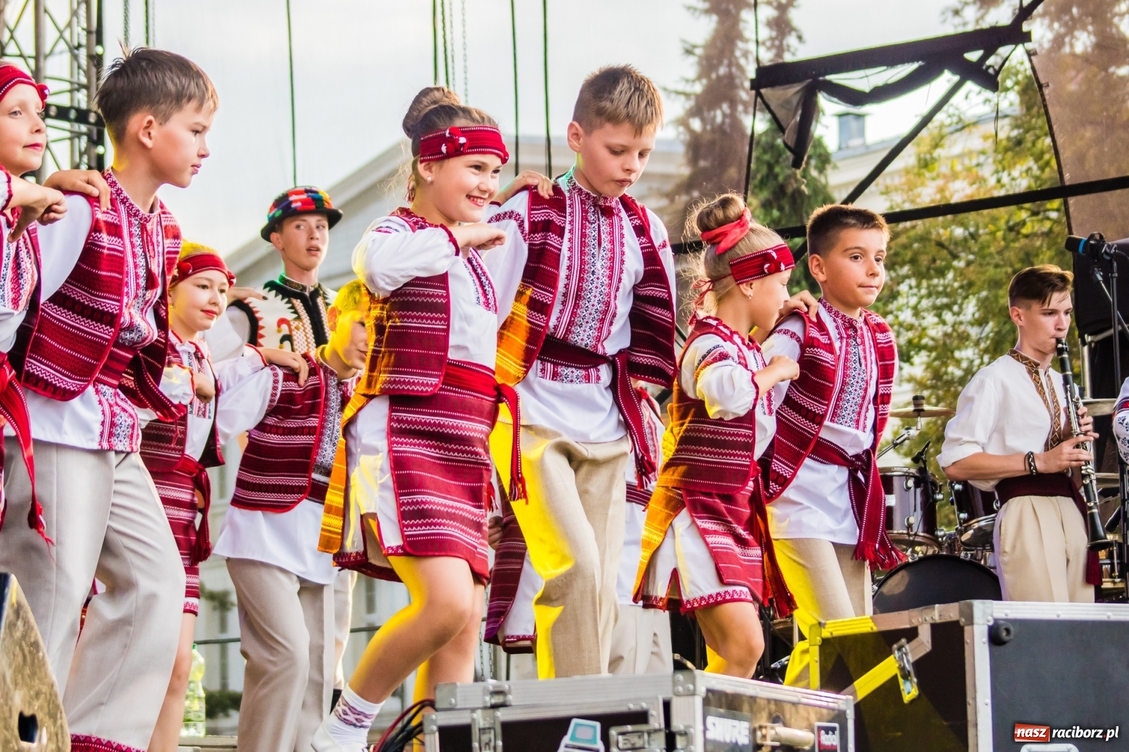 Zdjęcie w galerii na portalu naszraciborz.pl: Ukraińskie pieśni i tańce na memoriałowej scenie FOTO i WIDEO wiadomości z regionu