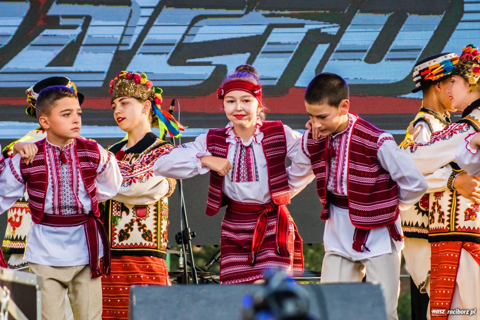 Zdjęcie w galerii na portalu naszraciborz.pl: Ukraińskie pieśni i tańce na memoriałowej scenie FOTO i WIDEO wiadomości z regionu