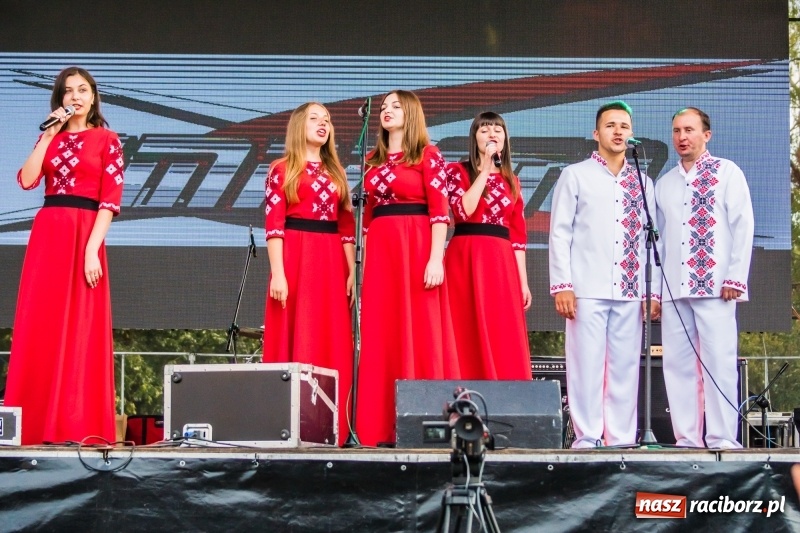 Zdjęcie w galerii na portalu naszraciborz.pl: Ukraińskie pieśni i tańce na memoriałowej scenie FOTO i WIDEO wiadomości z regionu
