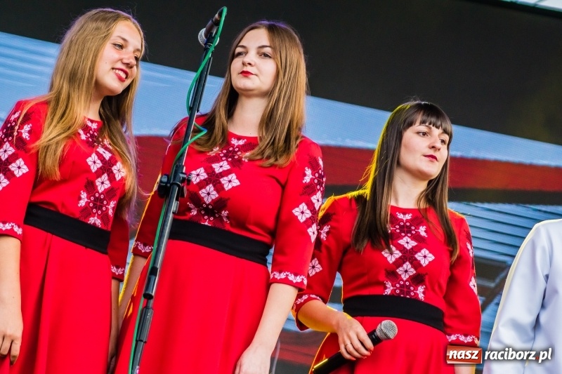 Zdjęcie w galerii na portalu naszraciborz.pl: Ukraińskie pieśni i tańce na memoriałowej scenie FOTO i WIDEO wiadomości z regionu